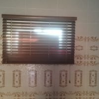 Горизонтальные деревянные жалюзи в ванной комнате