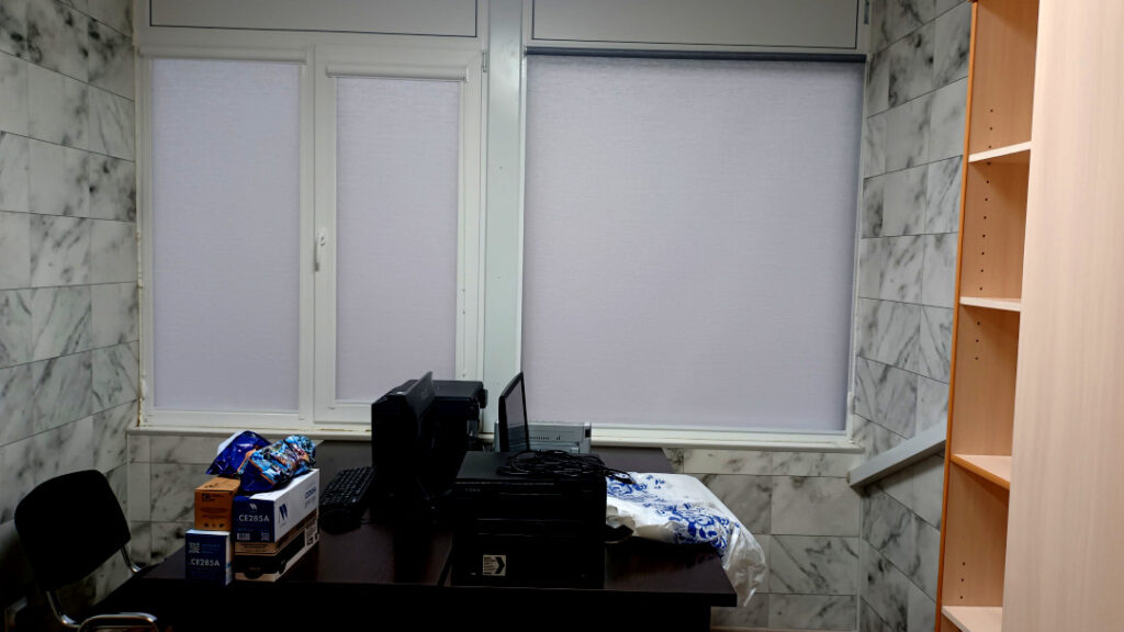 Рулонные шторы UNI1 в офисе Краснодара
